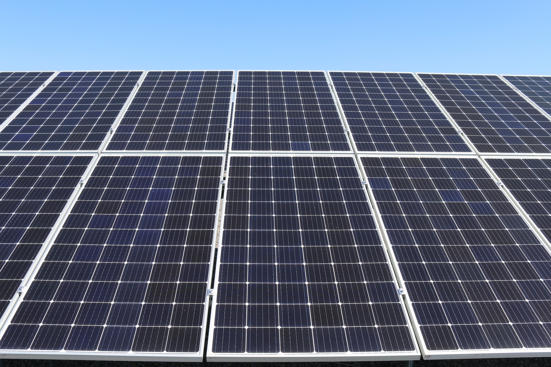 Vi hjälper er att installera solceller